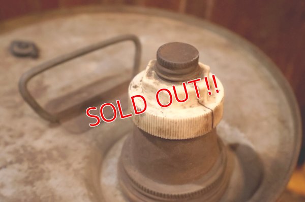 画像9: dp-250618-72 WOLF'S HEAD 1970's 5 U.S. GALLONS MOTOR OIL CAN