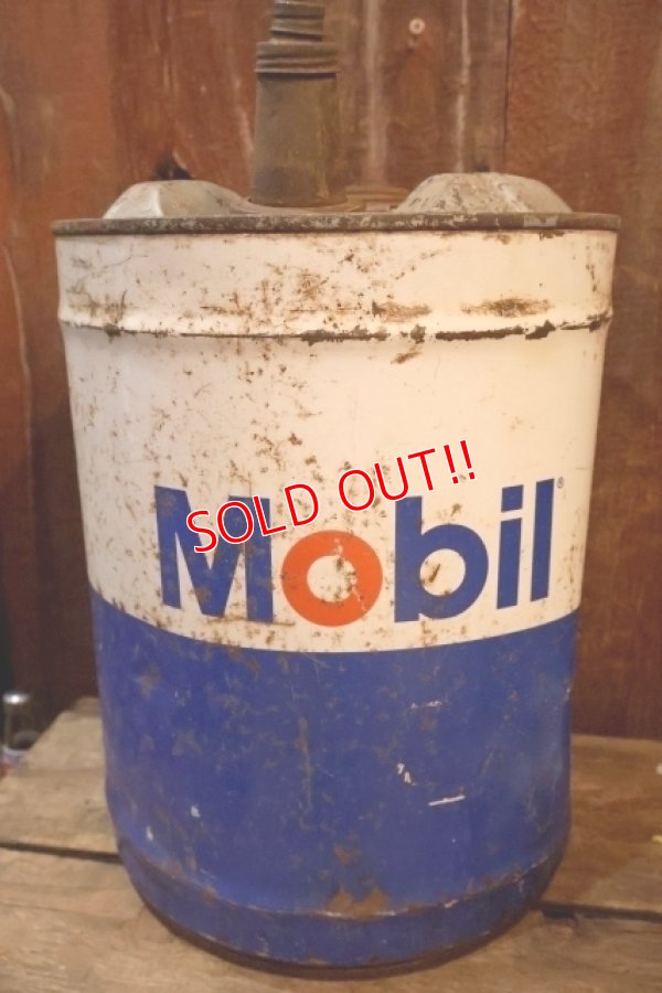 画像1: dp-250618-66 Mobil 1970's 5 U.S. GALLONS OIL CAN