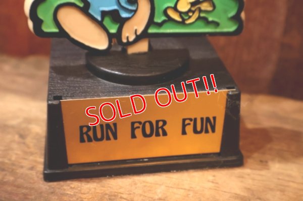 画像3: ct-251201-57 Snoopy / AVIVA 1970's Trophy "RUN FOR FUN"