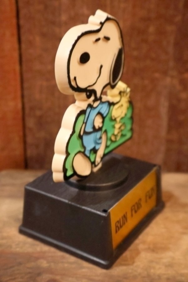 画像4: ct-251201-57 Snoopy / AVIVA 1970's Trophy "RUN FOR FUN"