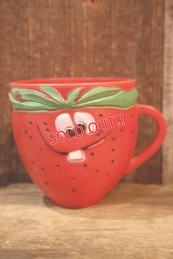 画像1: ct-260322-18 Pillsbury / 1970's Funny Face Plastic Mug "Freckle Face Strawberry 