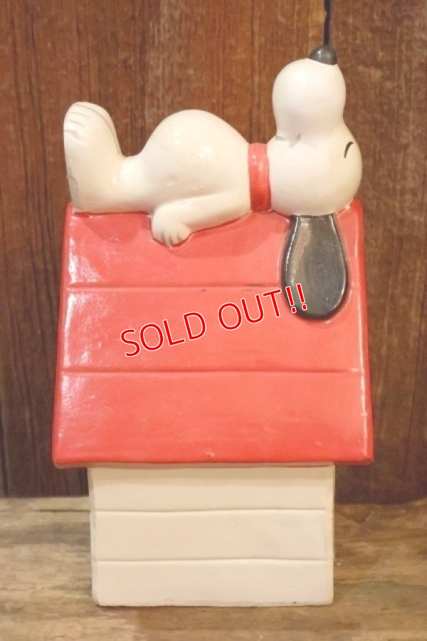 画像1: ct-260801-02 Snoopy / Determined 1970's Coin Bank "Snoopy House"