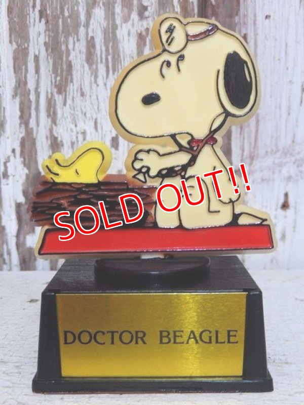 画像1: ct-150602-73 Snoopy / AVIVA 70's Trophy " Doctor Beagle"