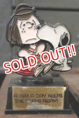 画像: ct-180801-45 Snoopy / AVIVA 70's Trophy " A Kiss A Day Keeps The Blahs Away!"