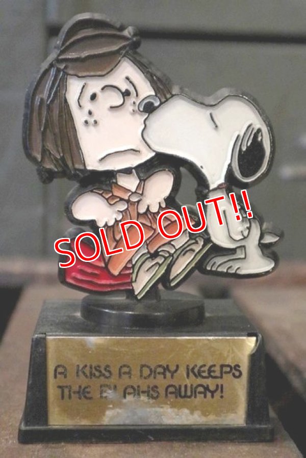 画像1: ct-180801-45 Snoopy / AVIVA 70's Trophy " A Kiss A Day Keeps The Blahs Away!"
