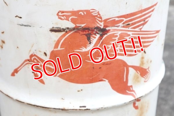 画像2: dp-190508-18 Mobil / 1950's 15 U.S.Gallons Oil Can