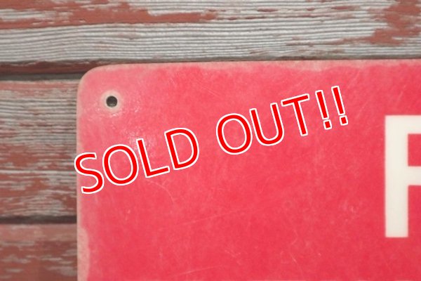 画像4: dp-191001-10 FIRE EXTINGUISHER HERE / Vintage Plastic Sign