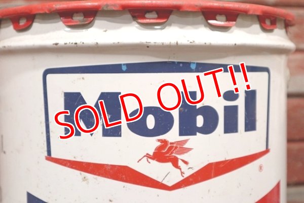 画像2: dp-201201-46 Mobil / 1960's 5 U.S.GALLONS Oil Can