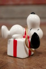 画像: ct-210301-15 Snoopy / Determined 1975 Ornament "Present Box" (B)