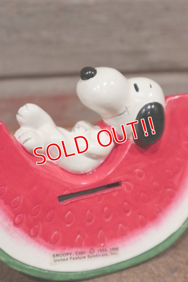 画像2: ct-210301-26 Snoopy / Determined 1970's Coin Bank "Watermelon"