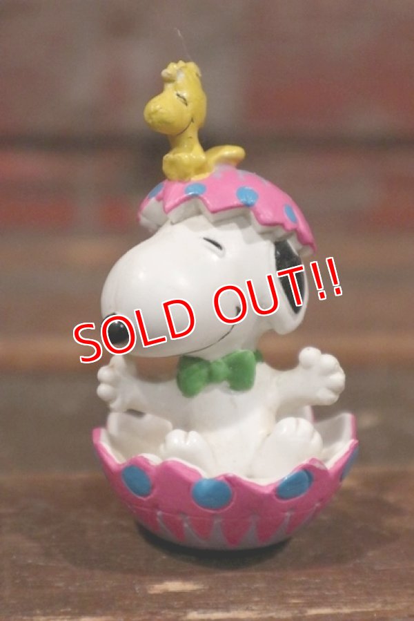 画像1: ct-210401-54 Snoopy / Whitman's 2001 PVC "Snoopy in Egg (Pink)"