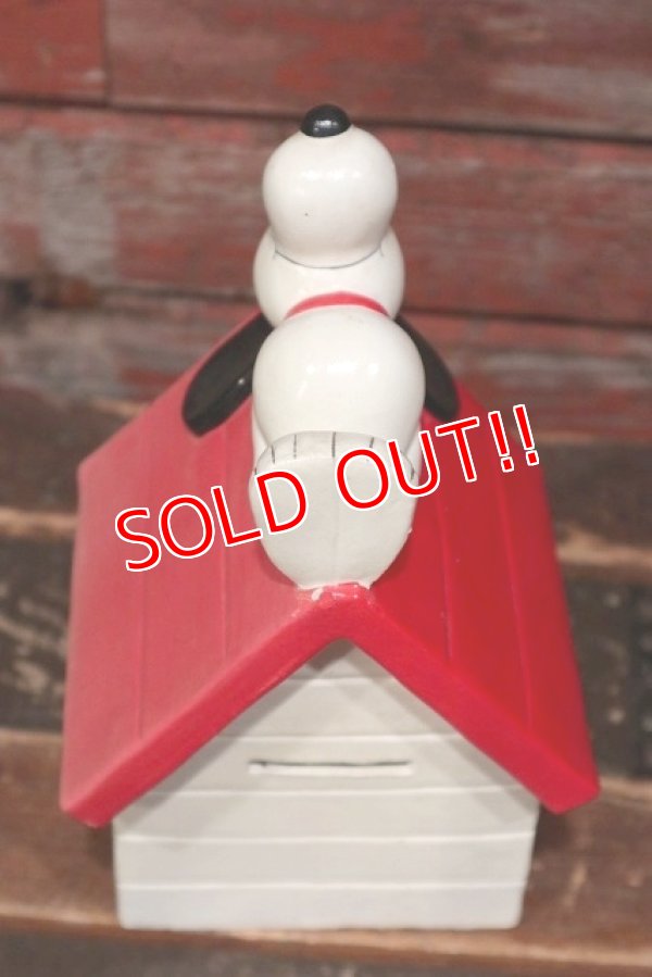 画像6: ct-220201-18 Snoopy / Determined 1970's Coin Bank "Snoopy House"