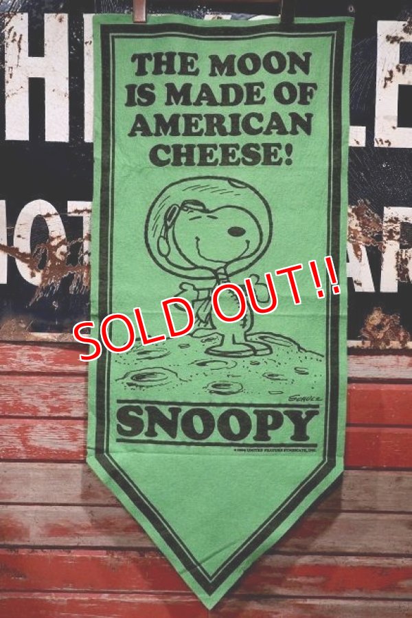 画像1: ct-220501-07 PEANUTS / 1960's Snoopy Banner "The Moon Is Made of American Cheese!"