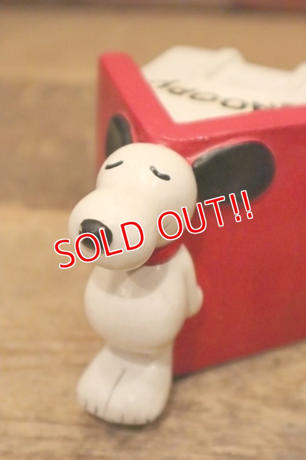 画像6: ct-240321-05 Snoopy / Determined 1970's Coin Bank "Snoopy House"
