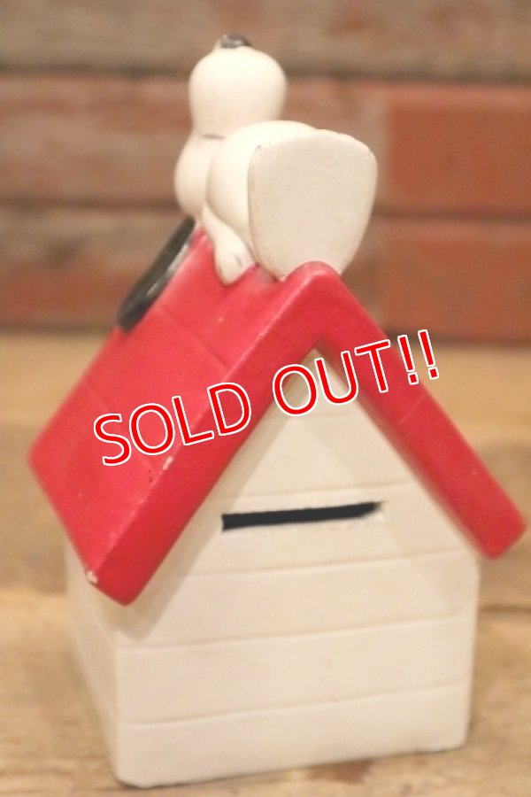 画像5: ct-240321-05 Snoopy / Determined 1970's Coin Bank "Snoopy House"