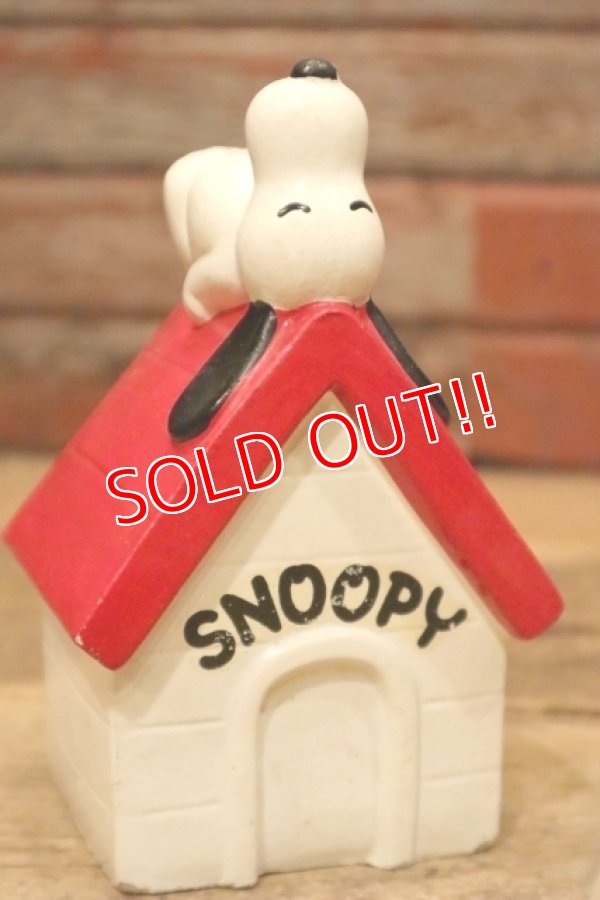 画像3: ct-240321-05 Snoopy / Determined 1970's Coin Bank "Snoopy House"