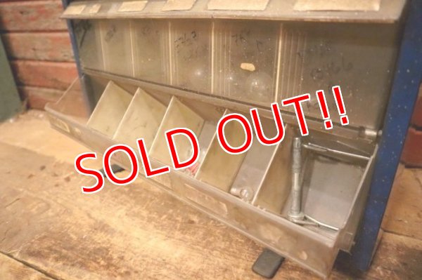 画像9: dp-240101-21 【SALE】EVEREADY Auto Lamp Bulbs Metal Cabinet