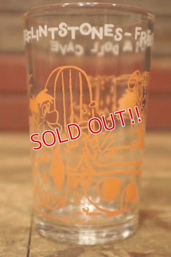 画像6: gs-240605-09 The Flintstones / Welch's 1960's Glass "FRED BUILDS A DOLL CAVE"