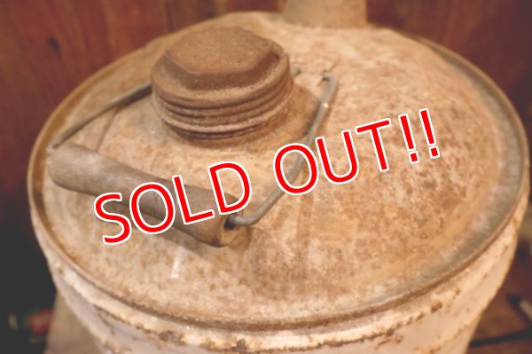 画像8: dp-250618-69 MARATHON V.E.P. 1960's 5 U.S. GALLONS MOTOR OIL CAN