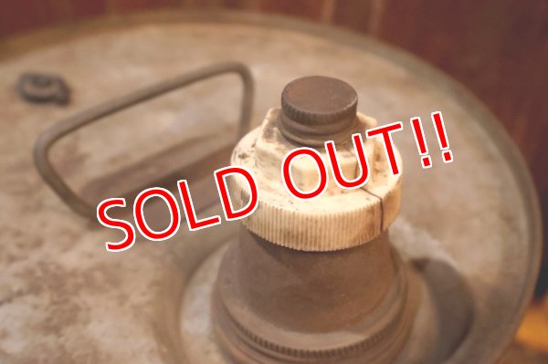 画像9: dp-250618-72 WOLF'S HEAD 1970's 5 U.S. GALLONS MOTOR OIL CAN