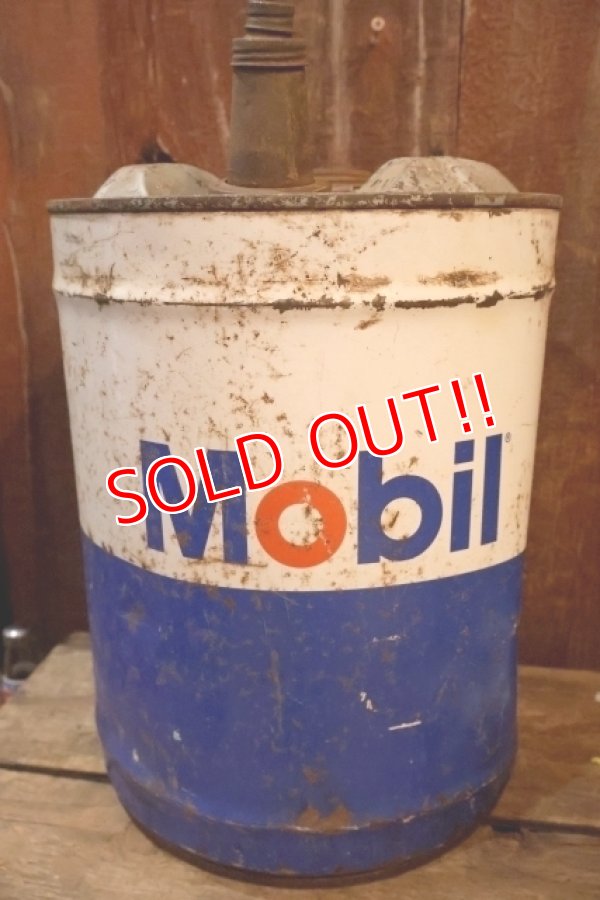 画像1: dp-250618-66 Mobil 1970's 5 U.S. GALLONS OIL CAN