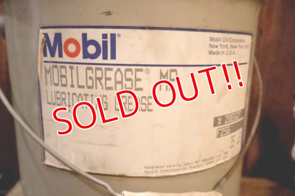 画像4: dp-250618-60 Mobil 1980's 5 U.S. GALLONS CAN