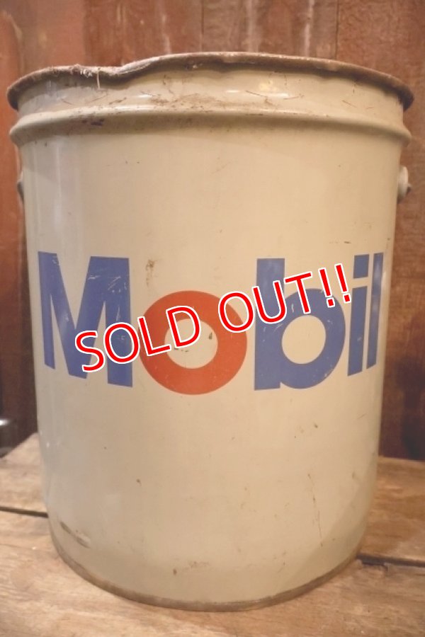 画像1: dp-250618-60 Mobil 1980's 5 U.S. GALLONS CAN