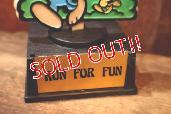 画像3: ct-251201-57 Snoopy / AVIVA 1970's Trophy "RUN FOR FUN"