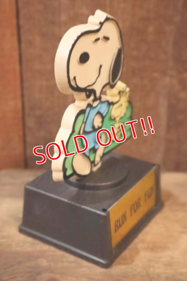 画像4: ct-251201-57 Snoopy / AVIVA 1970's Trophy "RUN FOR FUN"