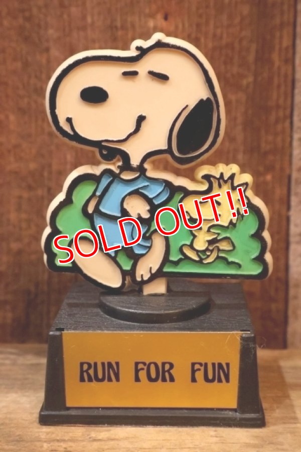 画像1: ct-251201-57 Snoopy / AVIVA 1970's Trophy "RUN FOR FUN"