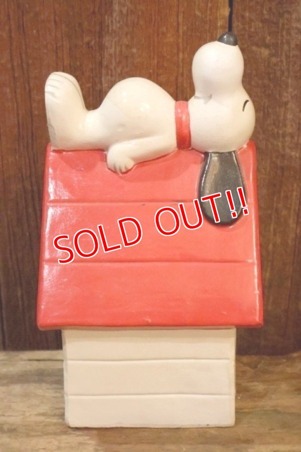 画像1: ct-260801-02 Snoopy / Determined 1970's Coin Bank "Snoopy House"