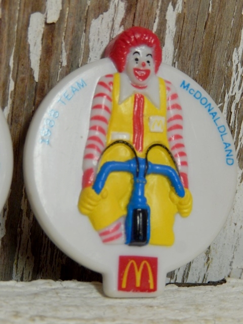 画像2: ct-141001-21 McDonald's / 1988 Ronald McDonald & Cosmc Plastic Clip Badge 2p set