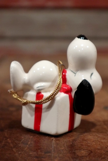 画像1: ct-210301-15 Snoopy / Determined 1975 Ornament "Present Box" (D)