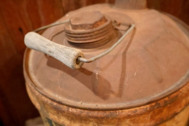 画像8: dp-251008-82 NOURSE OIL Co, 〜1940's FRICTION PROOF MOTOR OIL 5 U.S. GALLONS CAN