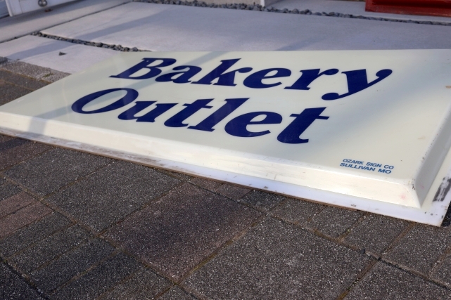 画像13: dp-240508-67 【※店頭ピックのみ】Bakery Outlet 1990's-2000's Store Sign