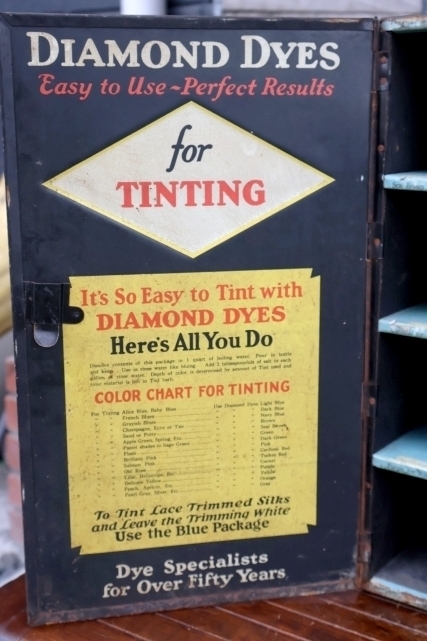 画像15: dp-260501-01 Wells & Richardson Company, Inc. 1920's DIAMOND DYES METAL CABINET