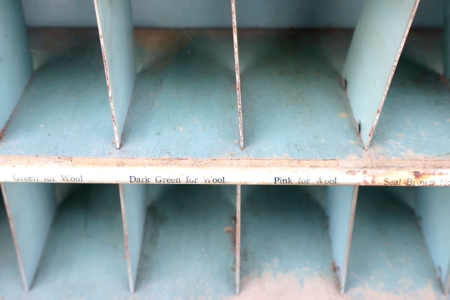 画像20: dp-260501-01 Wells & Richardson Company, Inc. 1920's DIAMOND DYES METAL CABINET