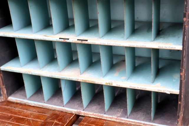 画像18: dp-260501-01 Wells & Richardson Company, Inc. 1920's DIAMOND DYES METAL CABINET