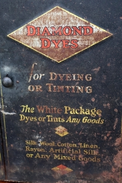 画像2: dp-260501-01 Wells & Richardson Company, Inc. 1920's DIAMOND DYES METAL CABINET