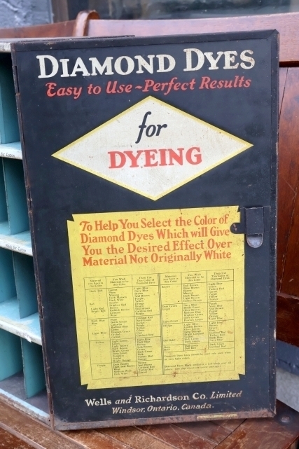 画像16: dp-260501-01 Wells & Richardson Company, Inc. 1920's DIAMOND DYES METAL CABINET