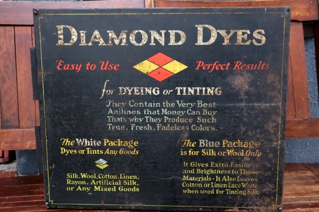 画像9: dp-260501-01 Wells & Richardson Company, Inc. 1920's DIAMOND DYES METAL CABINET