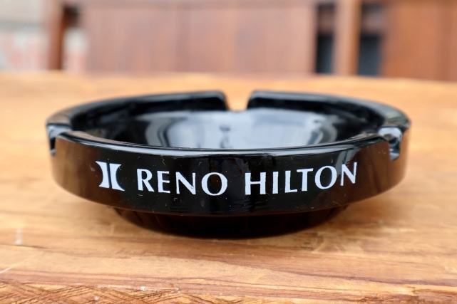 画像1: dp-241106-120 RENO HILTON GLASS ASHTRAY