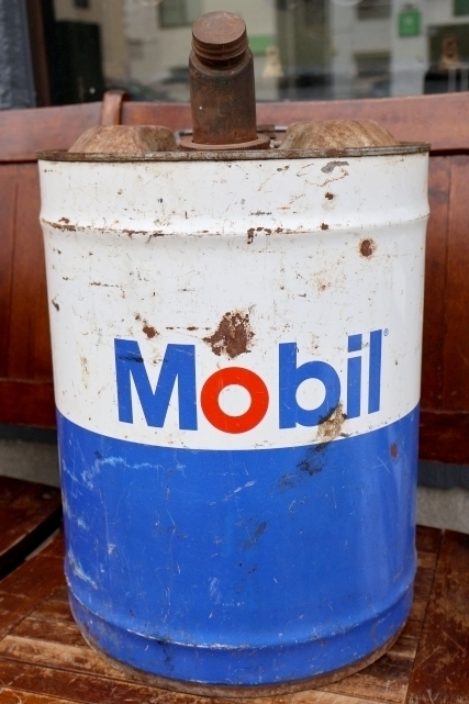 画像1: dp-260901-39 Mobil 1970's 5 U.S. GALLONS MOTOR OIL CAN